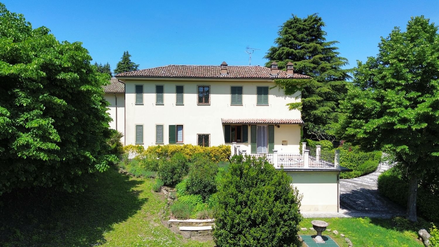 12-Zimmer Villa in Montesegale, Italy, Nr. 179357