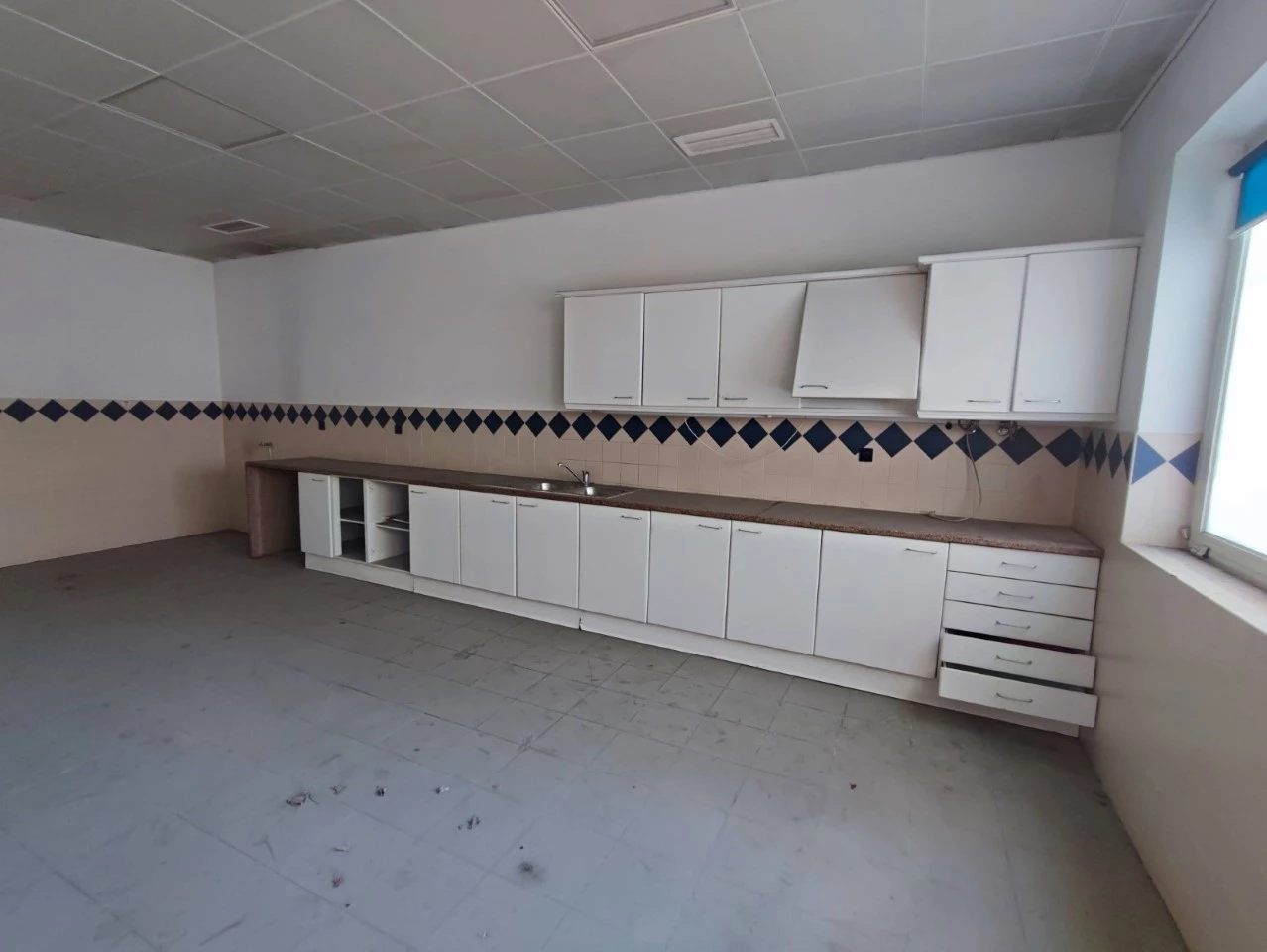 Lagerhaus in Loures, Portugal 4830m², Nr. 86705