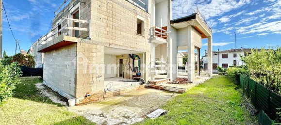 4 bedrooms Villa in Cassola, Italy No. 60093 5