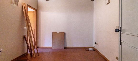 70m² Office in Imola, Italy No. 363936 9