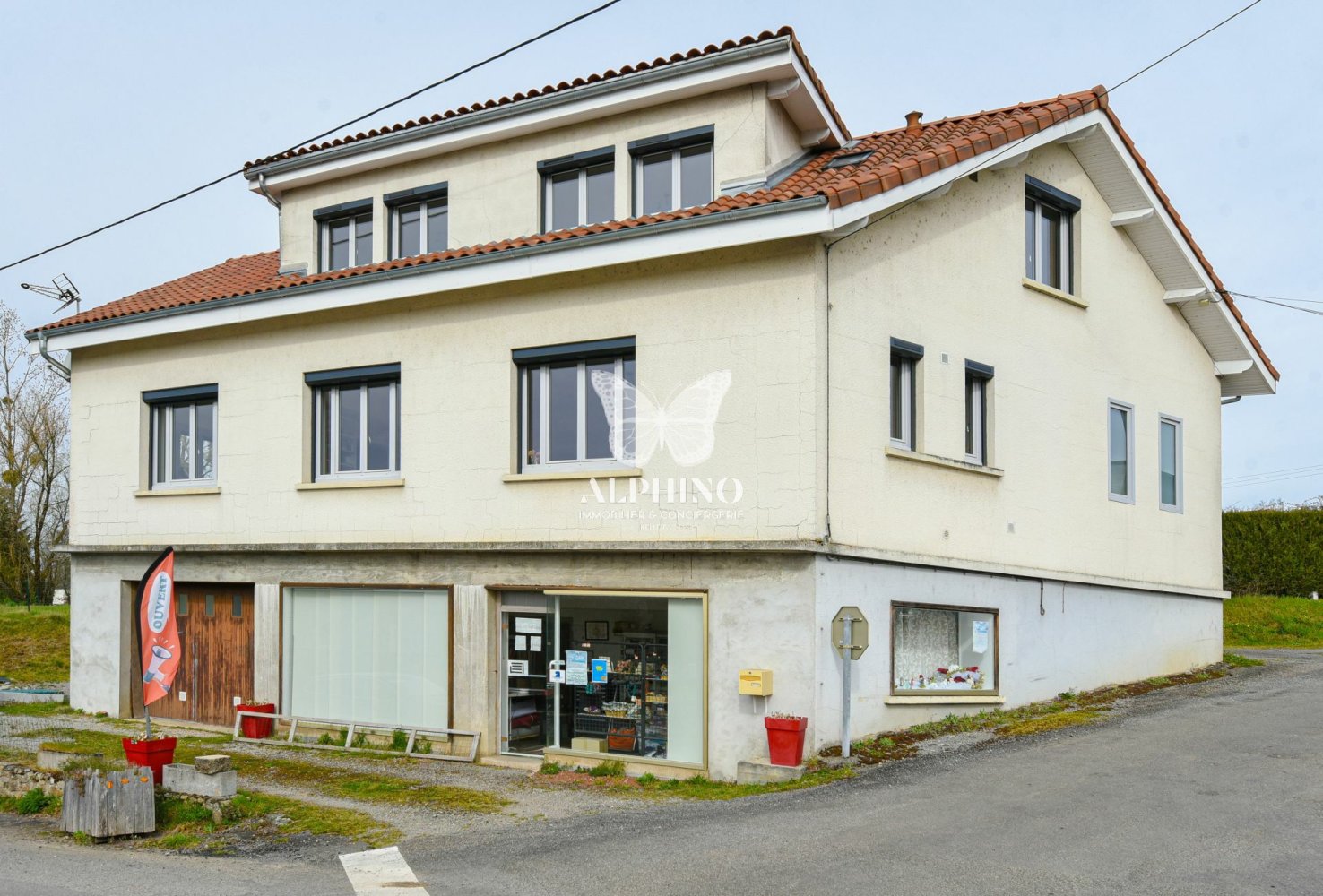 Casa de 5 dormitorios en Saint-Victurnien, France No. 185249