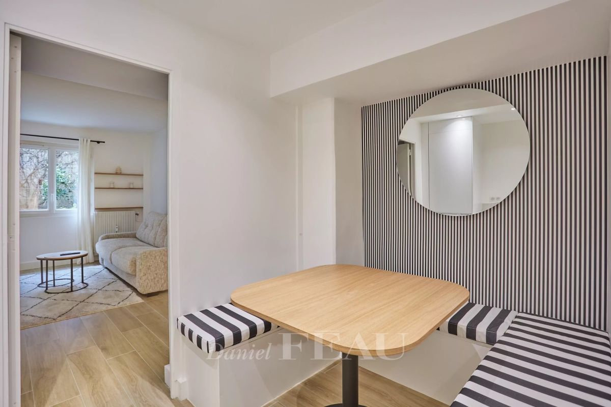 2 rooms Apartment in Paris, France No. 162045