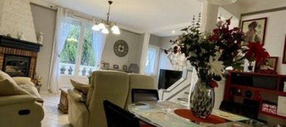 3 bedrooms House in Montmagny, France No. 361408 5