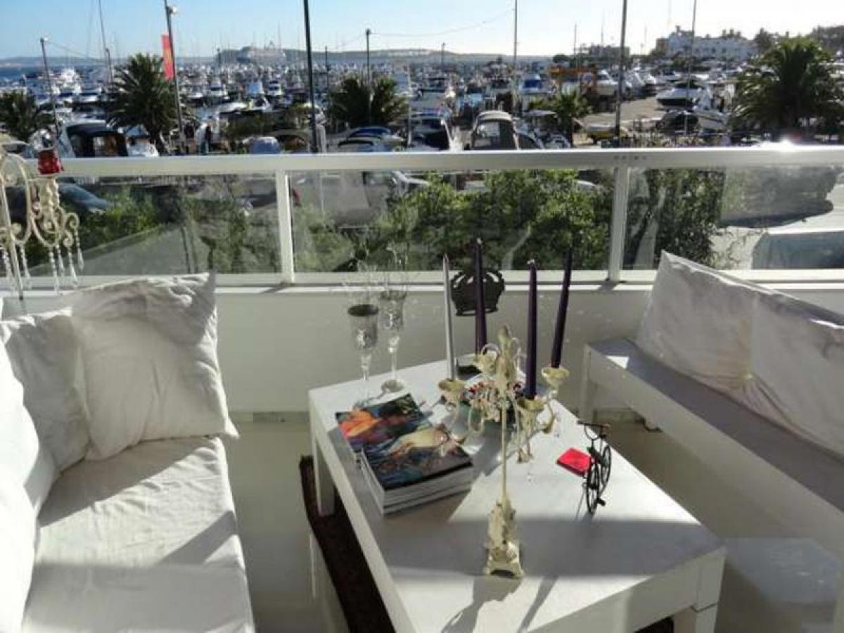 Apartamento de 3 dormitorios en Maldonado, Uruguay No. 2283