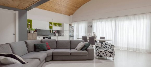 Квартира с 3 спальнями в Саронно, Италия № 260665 3