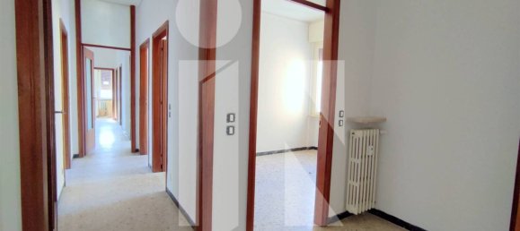 3 bedrooms Apartment in Mantua, Italy No. 250380 3