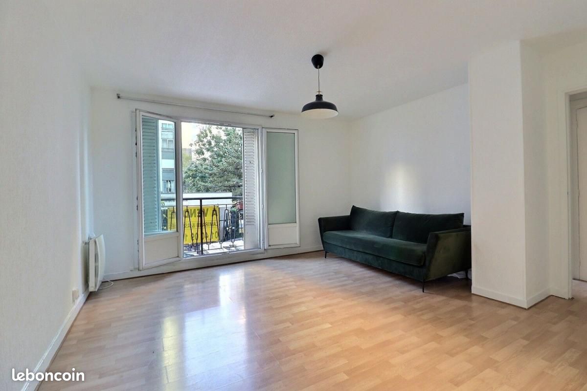 2 bedrooms Apartment in Paris, France No. 171332