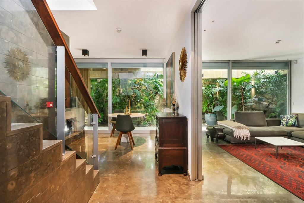 3 bedrooms Villa in Cascais, Portugal No. 231748