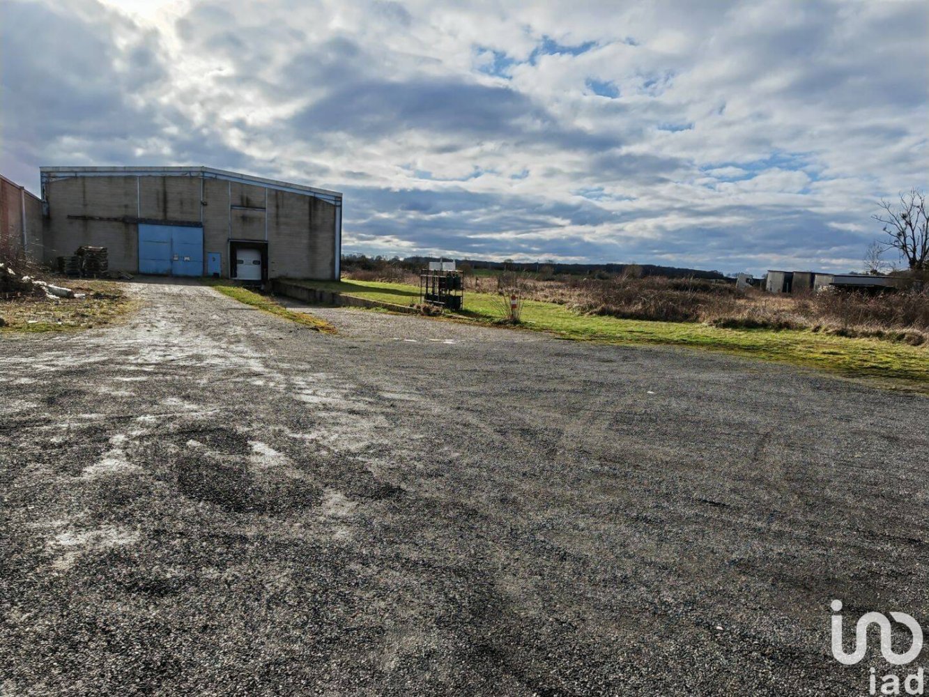 8000m² Commercial property in Tricot, France No. 254657