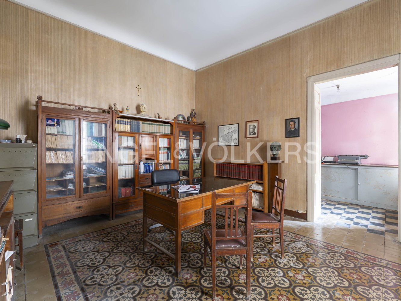 Дом с 5 спальнями в Виттория, Италия № 105192