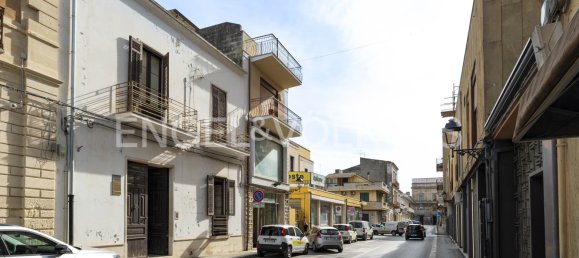 Дом с 5 спальнями в Виттория, Италия № 105192 17