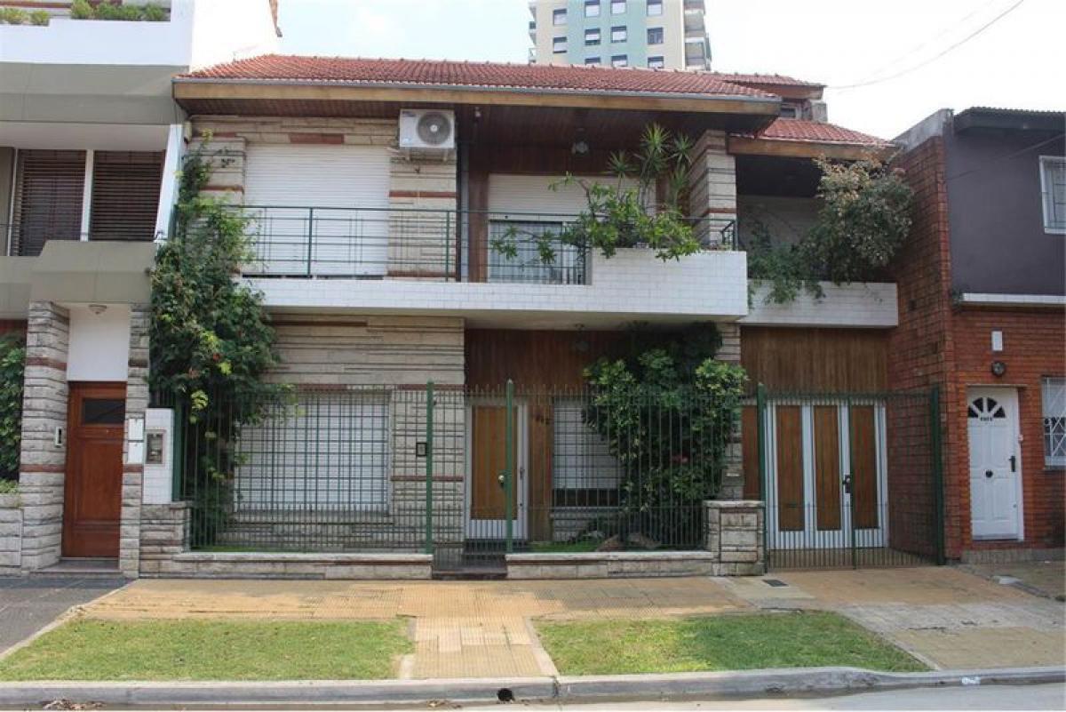 Casa de 3 dormitorios en Tres de Febrero, Argentina No. 94448