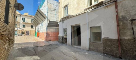 40m² Commercial property in Vasto, Italy No. 19246 2