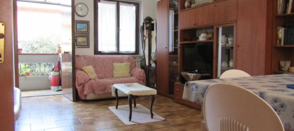 5 rooms House in Carrara, Italy No. 48140 2