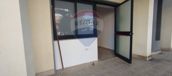 1 room Commercial property in Bari, Italy No. 39587 2