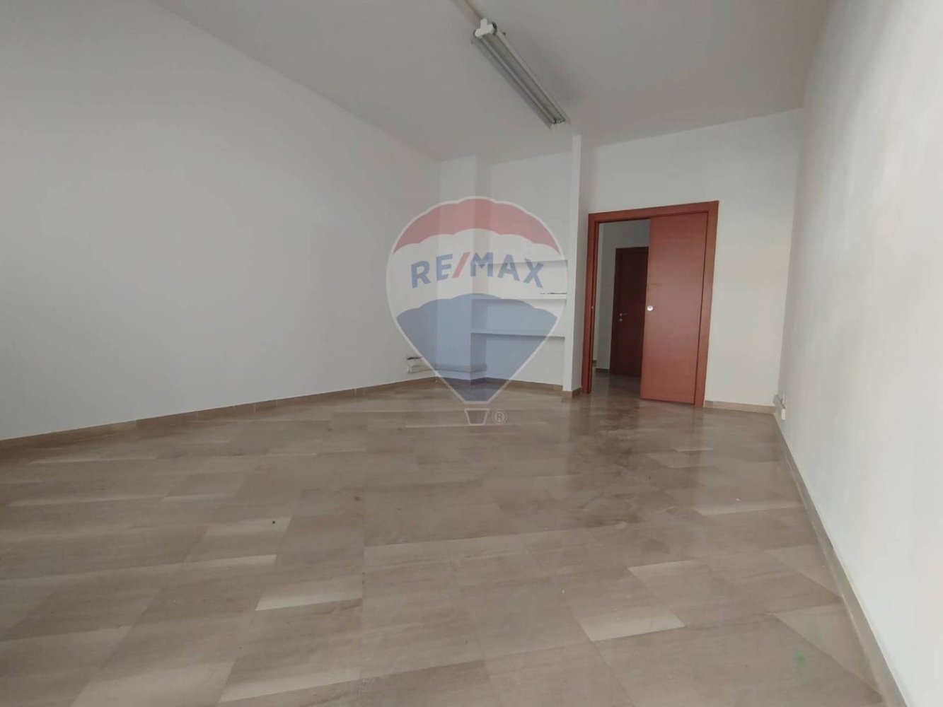 1 room Commercial property in Bari, Italy No. 39587