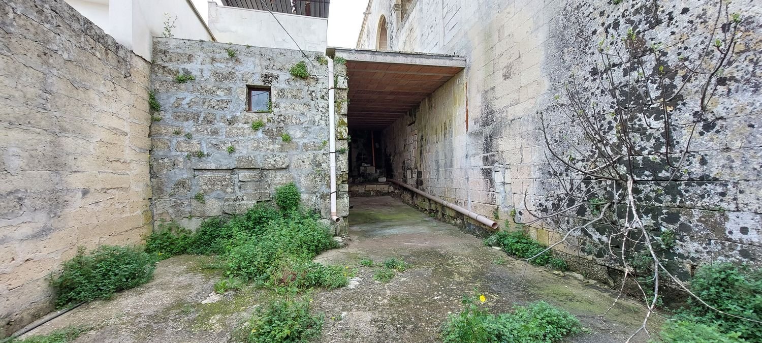  Garage in Scorrano, Italy No. 43296