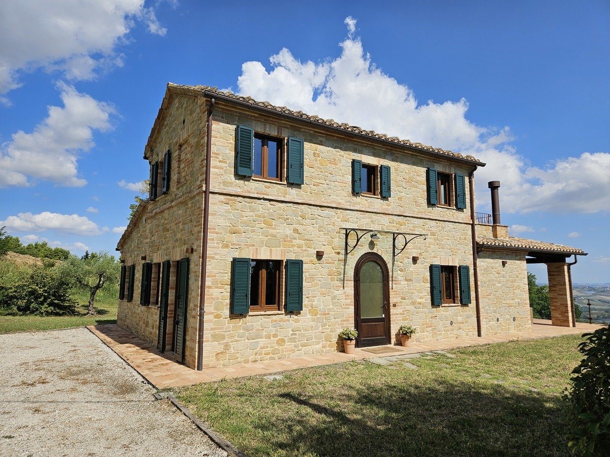 Дом с 3 спальнями в Лоро Пичено, Италия № 381933