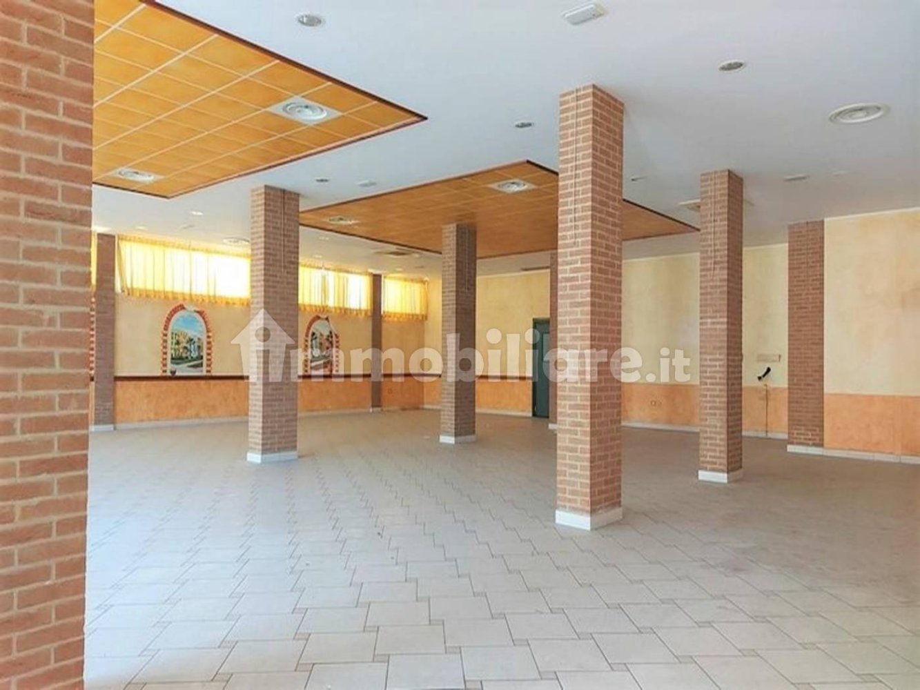708m² Commercial property in Montecosaro, Italy No. 315777