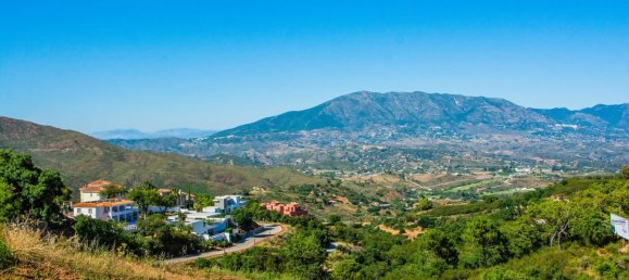 4 bedrooms Villa in Marbella Del Este, Spain No. 2951 3