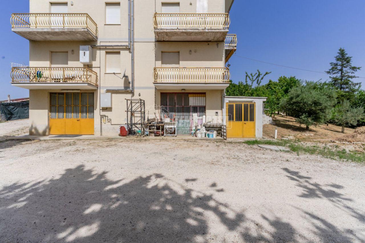 4 rooms Apartment in Monte San Giusto, Italy No. 21863