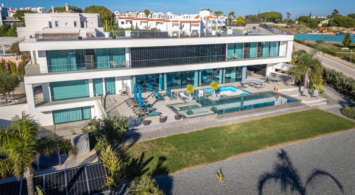 5 bedrooms Villa in Lagoa, Portugal No. 7586