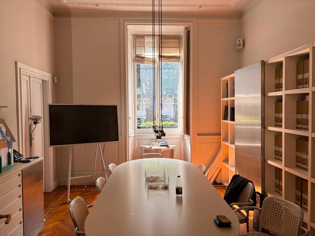 3 bedrooms Apartment in Milan, Italy No. 296863