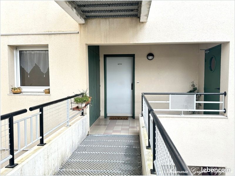 2 bedrooms Apartment in Chartres, France No. 43805