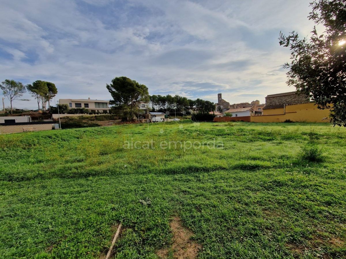  Land in Garriguella, Spain No. 73579
