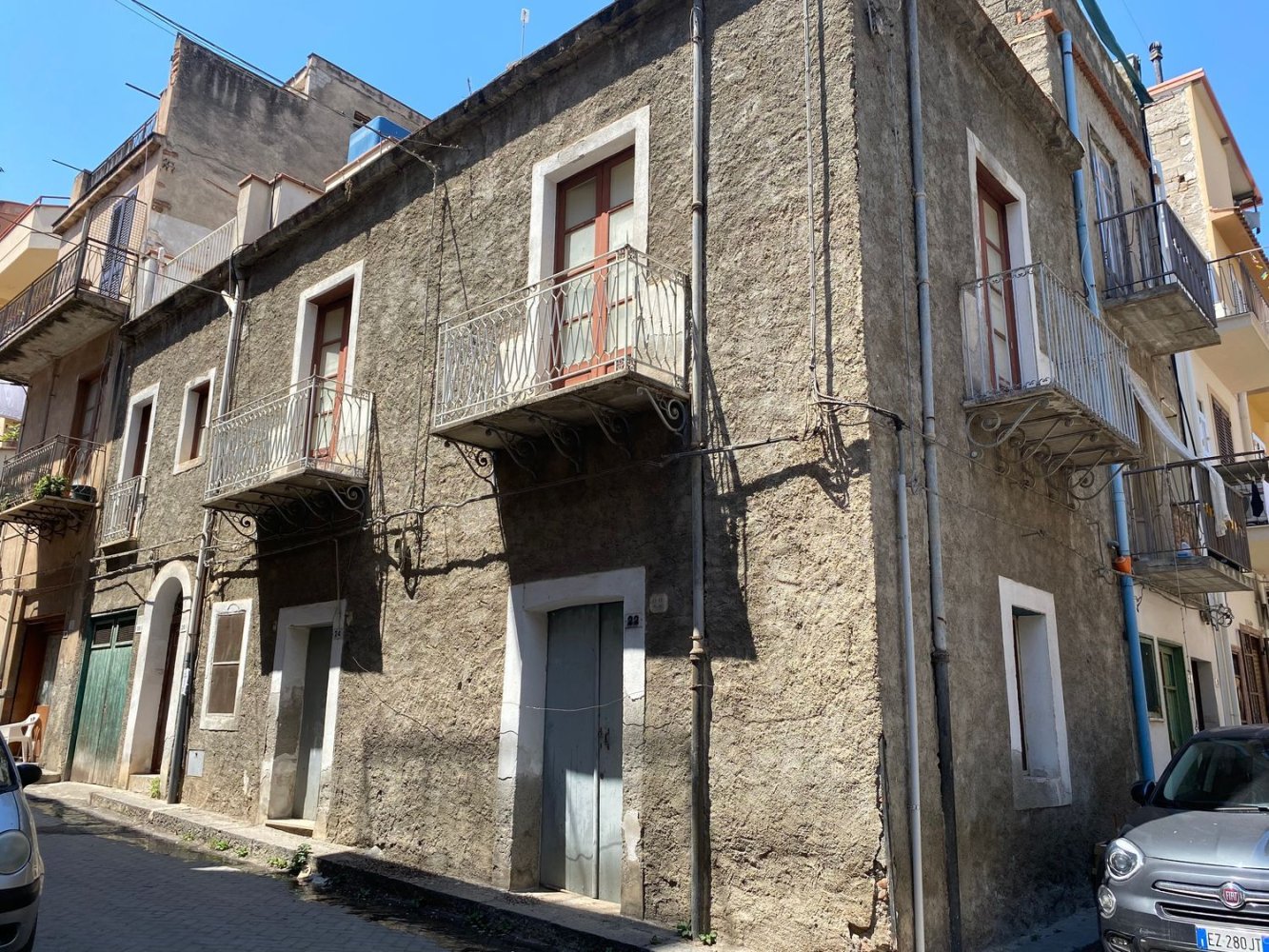 Edificio en Sant'Agata di Militello, Italy 200 m² No. 159538