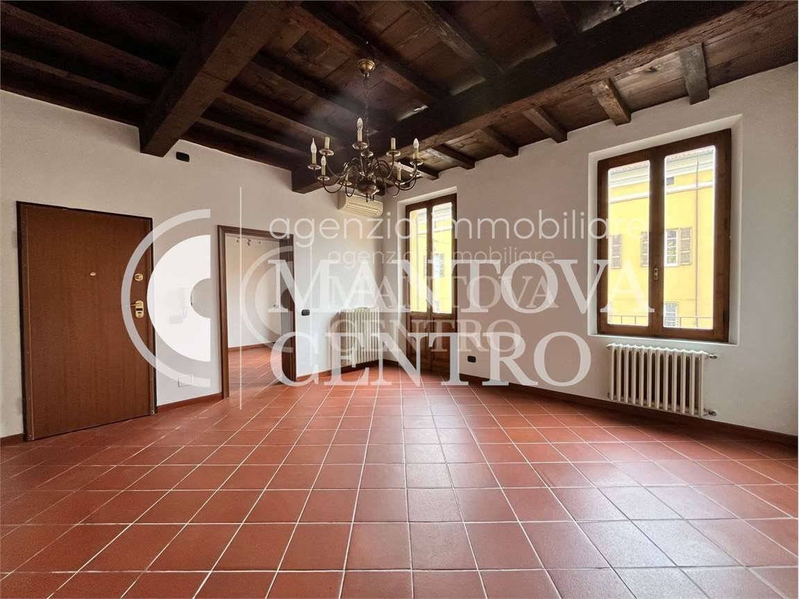 Здание с 5 комнатами в Мантуя, Италия № 303079