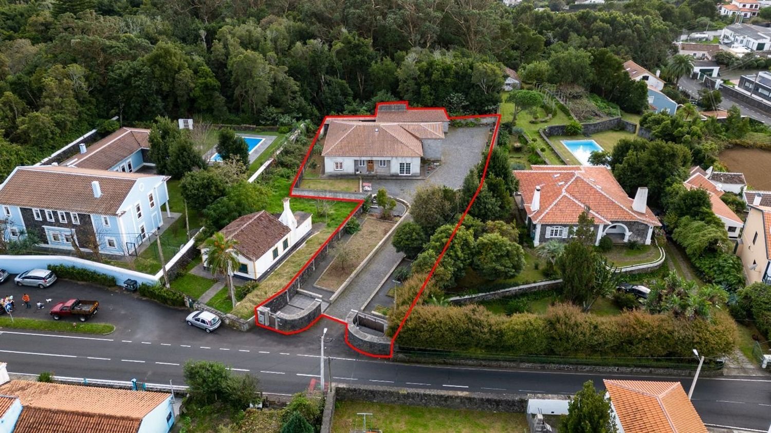 Casa de 3 dormitorios en Angra do Heroismo, Portugal No. 36054