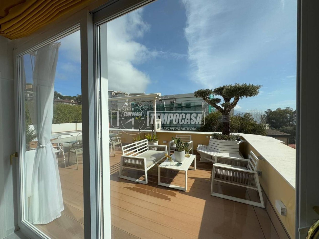 4 bedrooms Apartment in Naples, Italy No. 273873