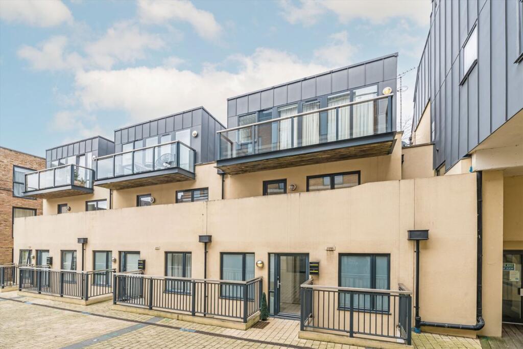 3 bedrooms Maisonette in Surbiton, United Kingdom No. 10251