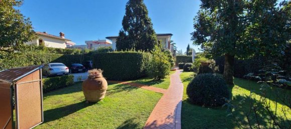 15-salle Villa à Forte dei Marmi, Italy No. 19292 4