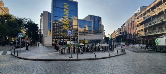 Apartamento de 3 dormitorios en Madrid, Spain No. 170784 3