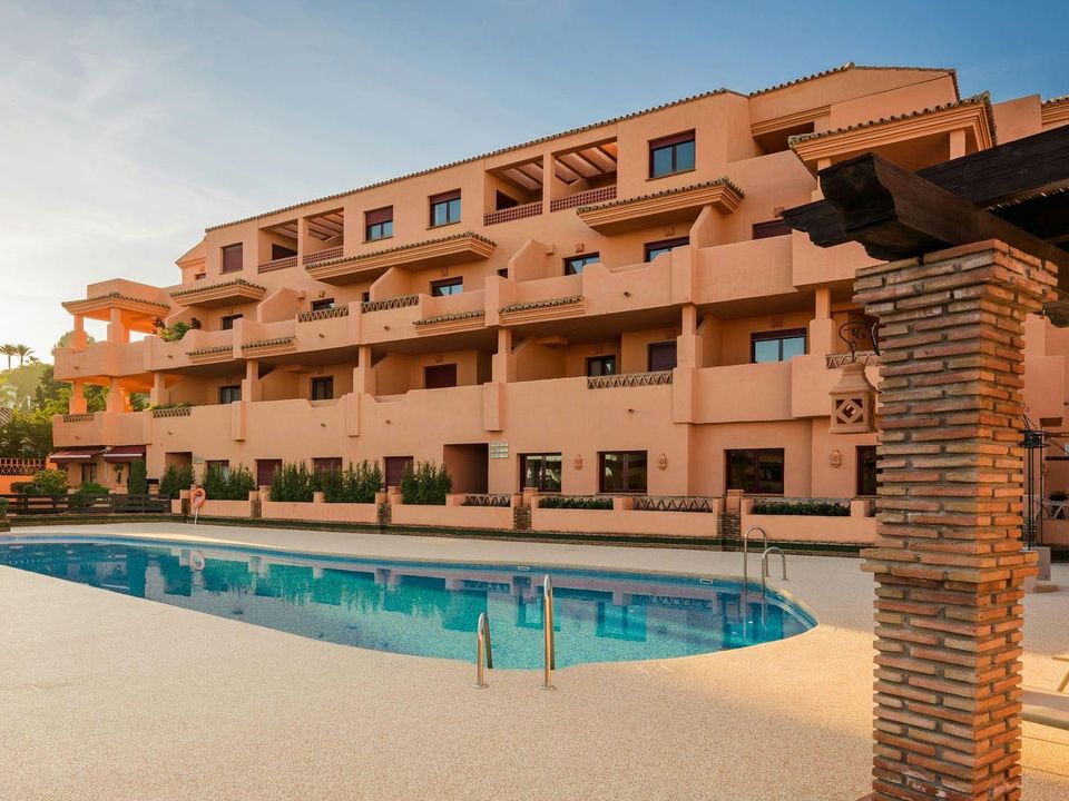 2 bedrooms Apartment in Benahavis, Spain No. 208552