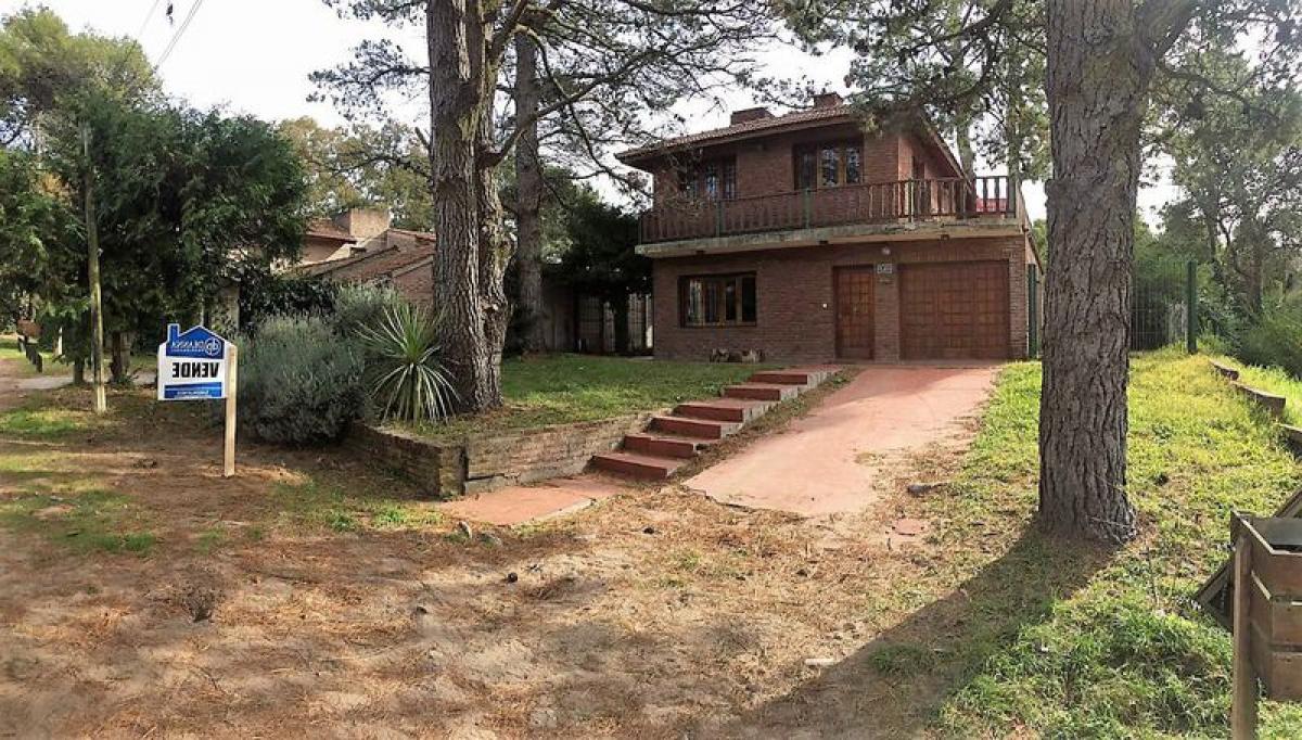 4 bedrooms House in Mar del Plata, Argentina No. 84160
