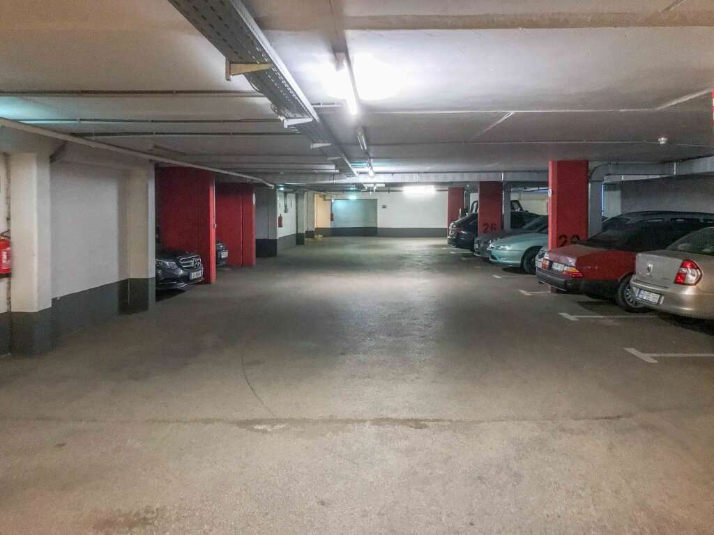  Garage in Vienna, Austria No. 123923