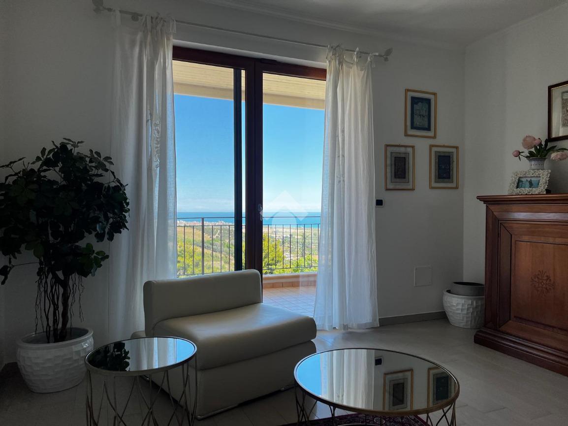 Квартира с 6 комнатами в Колоннелла, Италия № 104845