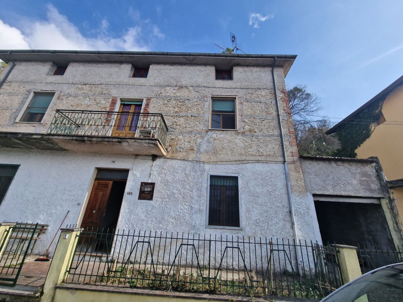 Дом с 7 комнатами в Поста Фибрено, Италия № 113513