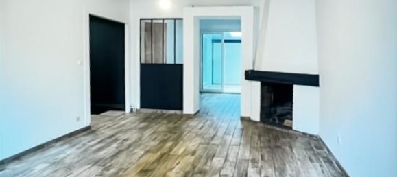 3 bedrooms House in Saint-Denis, France No. 321745 2