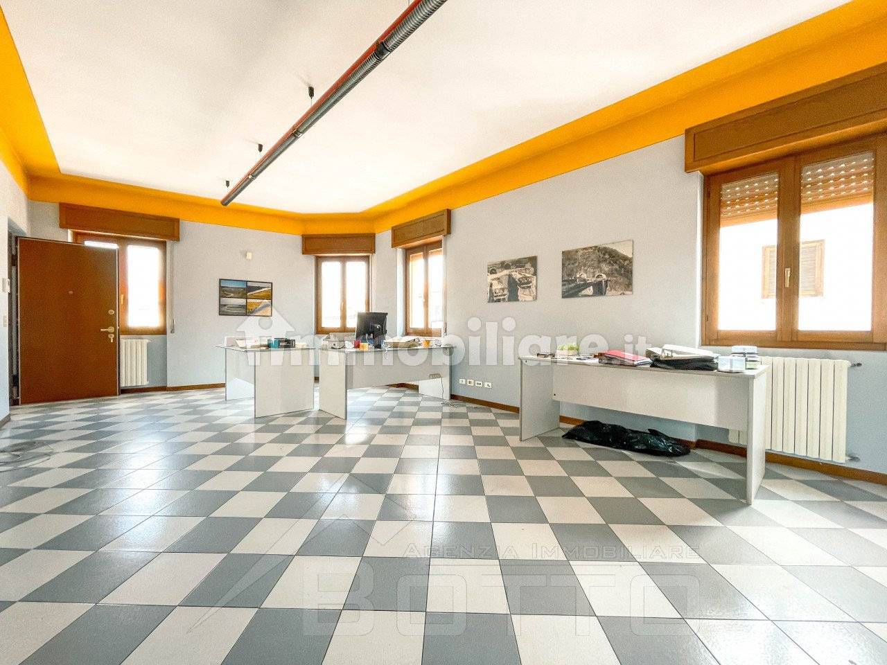 Oficina de 2 habitaciónes en Bellinzago Novarese, Italy No. 388817