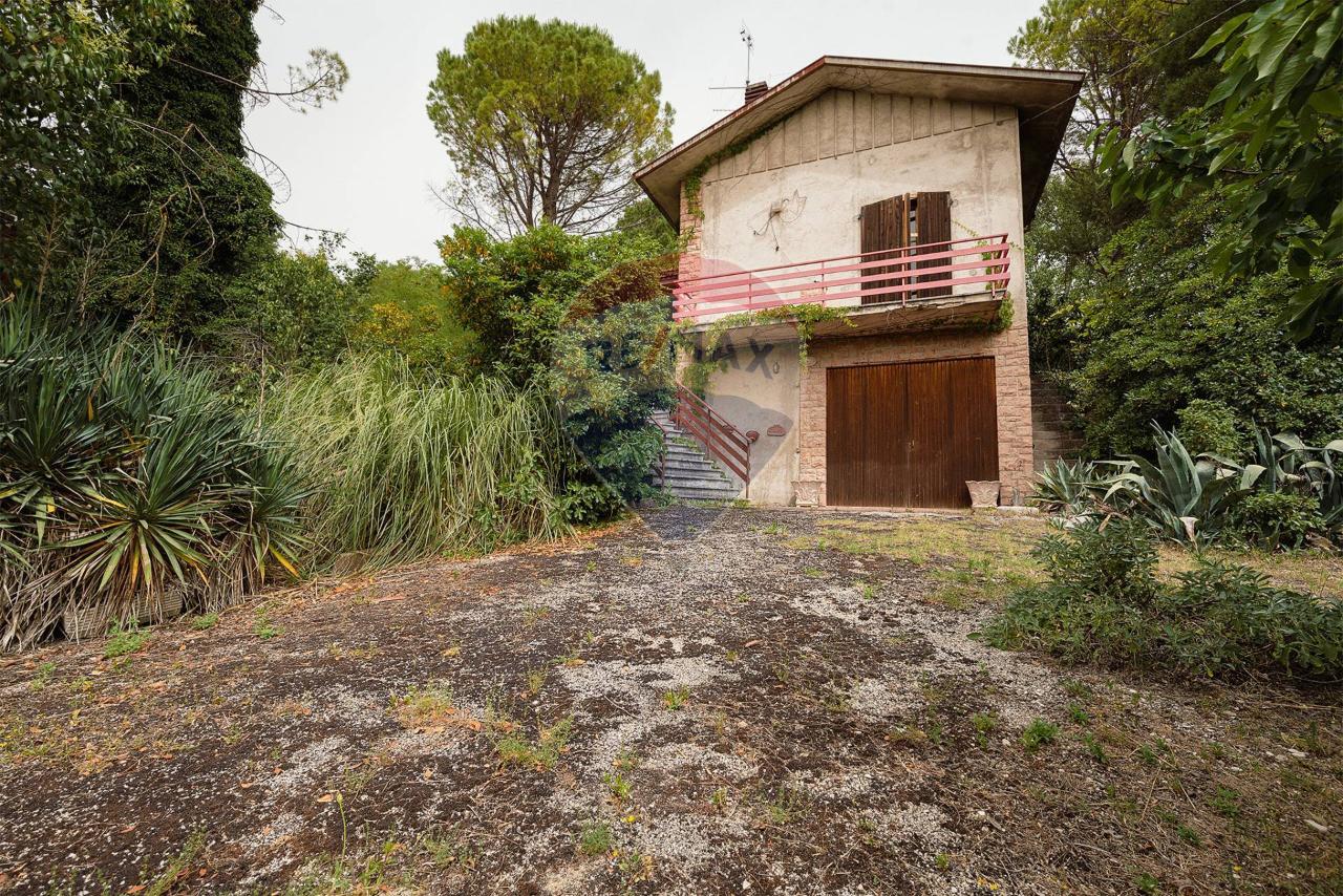 5 rooms House in Serra San Quirico, Italy No. 8033