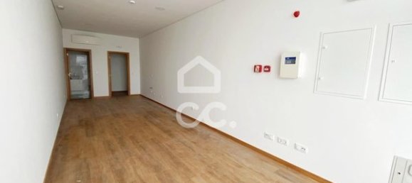 40m² Commercial property in Viseu, Portugal No. 89455 8