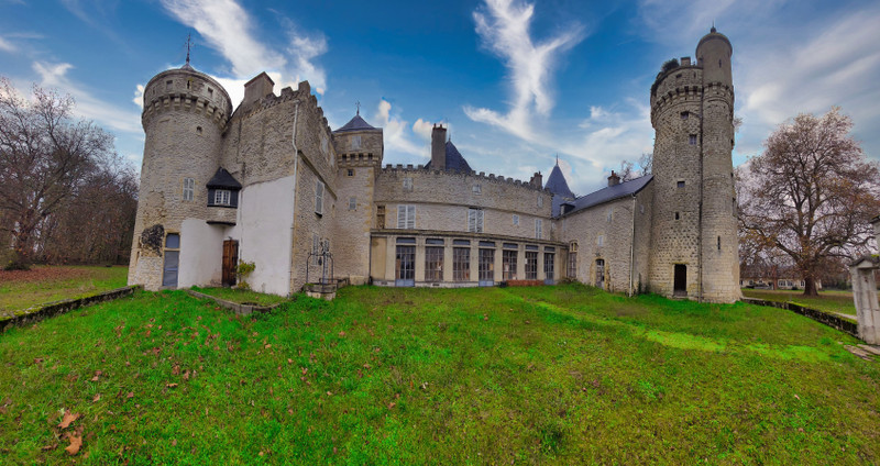  Castillos de 26 dormitorios en Grossouvre, France No. 66918