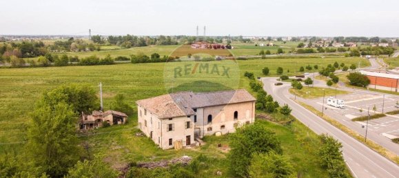 14 rooms House in Fidenza, Italy No. 110035 3