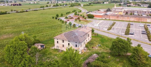 14 rooms House in Fidenza, Italy No. 110035 4