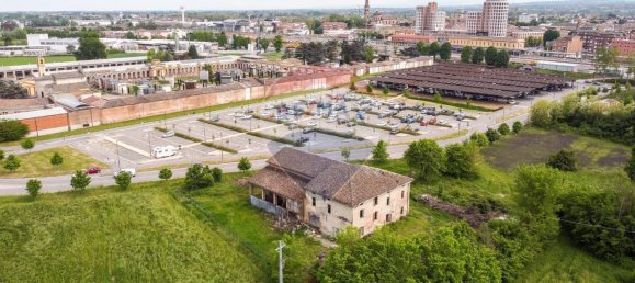 14 rooms House in Fidenza, Italy No. 110035 7