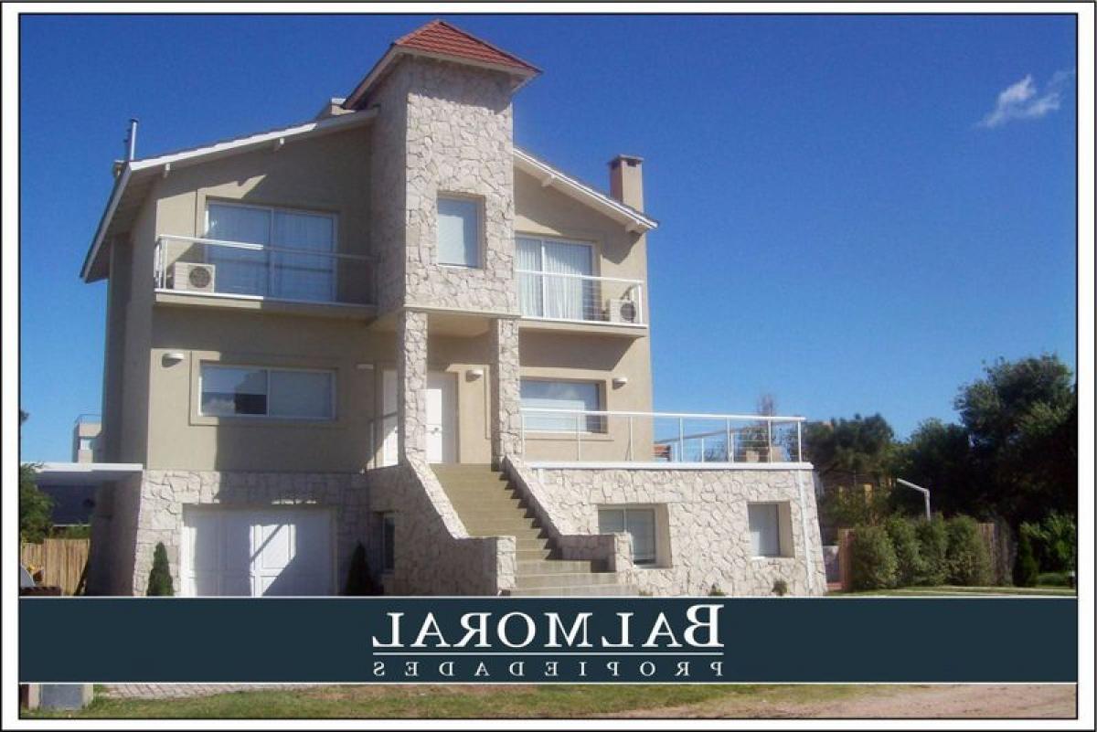 4 bedrooms House in Mar del Plata, Argentina No. 82978